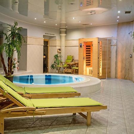 سولنوك Hozam Wellness Es Apartman المظهر الخارجي الصورة