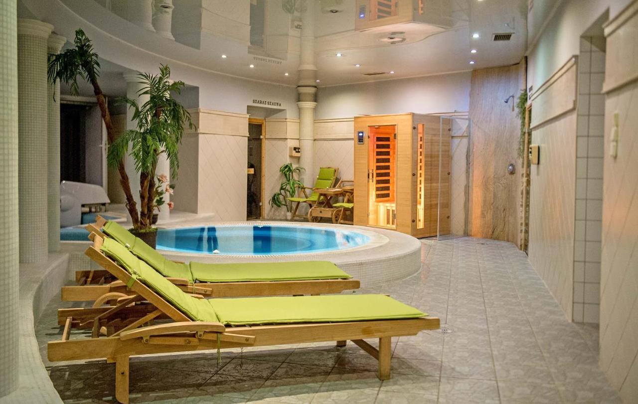 سولنوك Hozam Wellness Es Apartman المظهر الخارجي الصورة